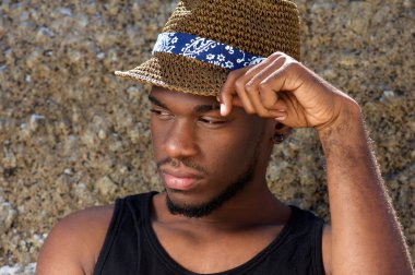 Yakışıklı genç adam şapkasıyla poz