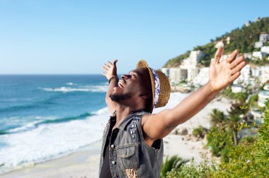 Mutlu Afrika kökenli Amerikalı adam uzanmış kollarıyla