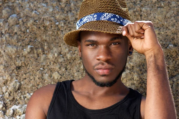 Ωραίος τύπος αφροαμερικάνων με καπέλο — Φωτογραφία Αρχείου