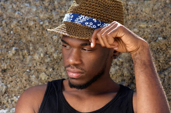 Przystojny młody mężczyzna pozowanie z kapeluszem — Zdjęcie stockowe