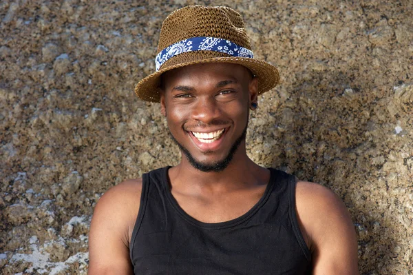 Молодий афроамериканець красенем посміхається з капелюхом — стокове фото