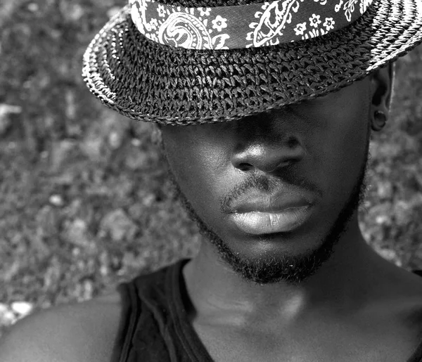 Hombre afroamericano con sombrero cubriendo la cara — Foto de Stock