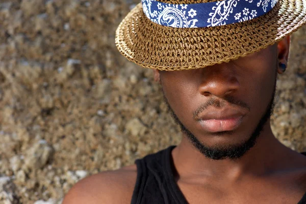 Νεαρός αφρικανική αμερικανική άνθρωπος με το καπέλο του να καλύπτει το πρόσωπό — Φωτογραφία Αρχείου