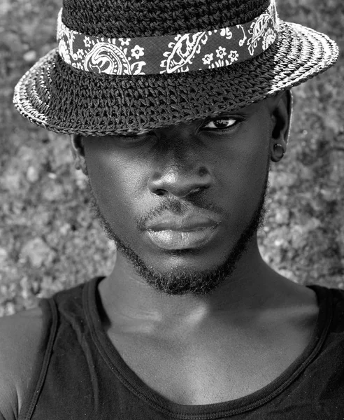 Portréja egy jóképű férfi divat modell kalapban — Stock Fotó