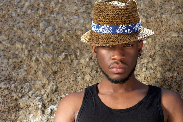 Δροσερό αφρικανική αμερικανική άνθρωπος χαλαρωτικό με καπέλο καλοκαίρι — Φωτογραφία Αρχείου
