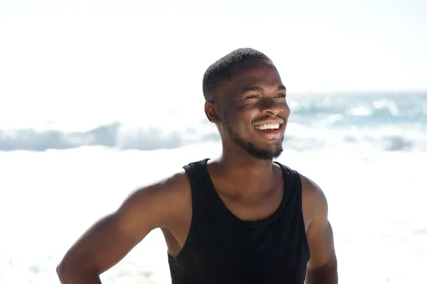 Mutlu genç Afro-Amerikan adam sahilde gülümseyen — Stok fotoğraf