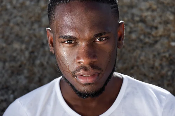 Giovane africano americano uomo con sudore gocciolante giù faccia — Foto Stock