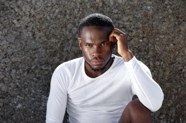 Africano americano desportivo homem com olhar intenso — Fotografia de Stock
