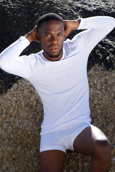 Američan Afričana muž modelka pózuje v bílém prádle — Stock fotografie