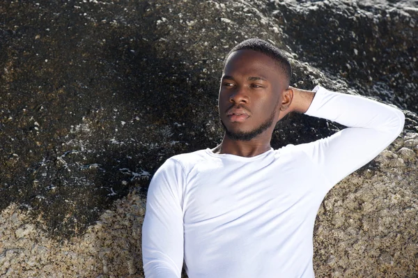 Modelo de moda masculino posando con la mano detrás de la cabeza — Foto de Stock