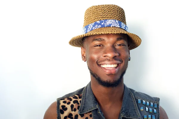 Felice uomo nero sorridente con cappello su sfondo bianco — Foto Stock