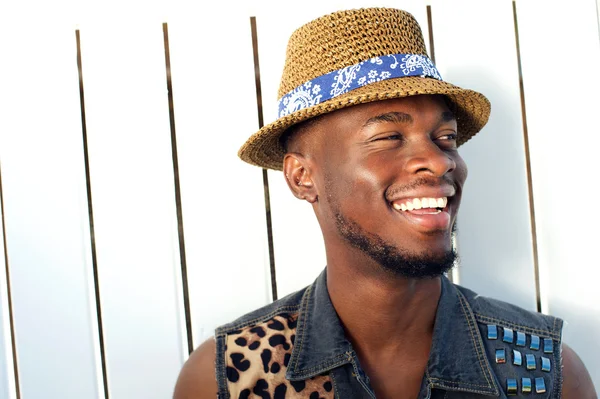Bello giovane africano americano uomo sorridente — Foto Stock
