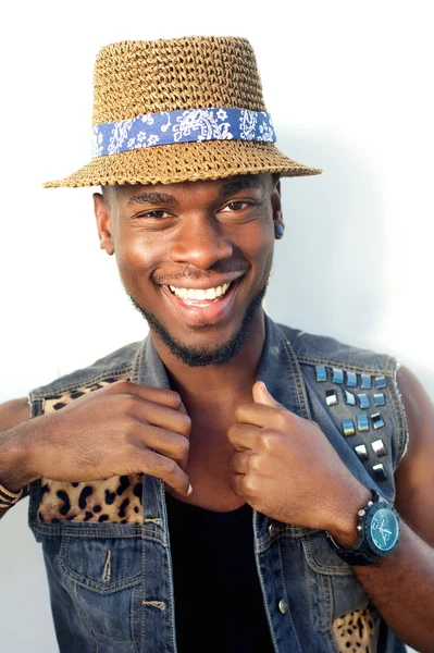 Modelo de moda masculina afroamericana feliz con sombrero — Foto de Stock