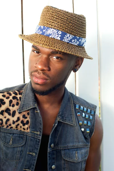 Elegante hombre afroamericano con sombrero — Foto de Stock