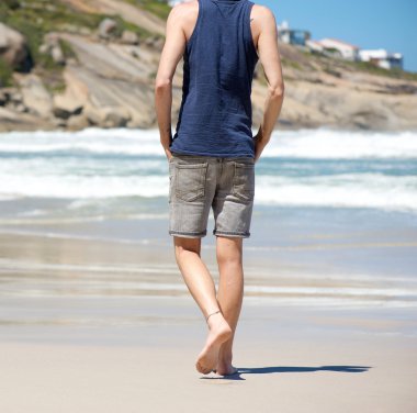 Çıplak ayakla yürüyerek Beach tatil sırasında yalnız