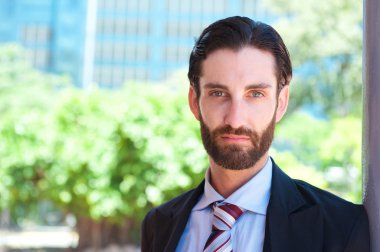 Ayakta dışında ciddi iş adamı