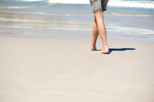 Mann läuft barfuß im Urlaub am Strand — Stockfoto