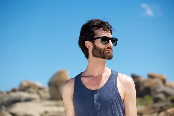 Yakışıklı genç adam açık havada güneş gözlüklü — Stok fotoğraf