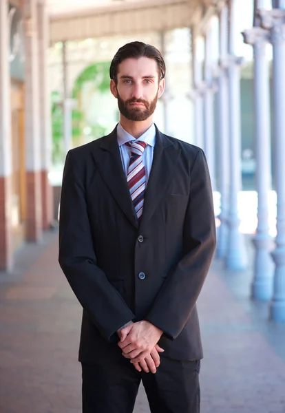 Uomo d'affari professionista in piedi all'aperto in abito formale — Foto Stock