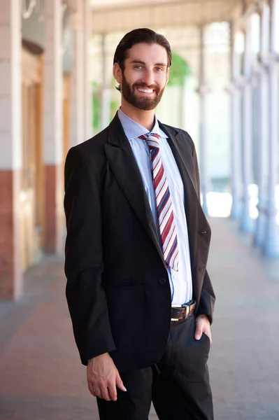 Amistoso joven empresario sonriendo afuera — Foto de Stock