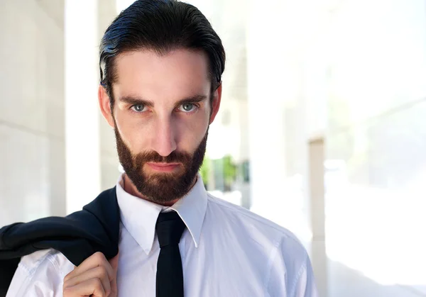 Jovem empresário atraente com barba do lado de fora — Fotografia de Stock