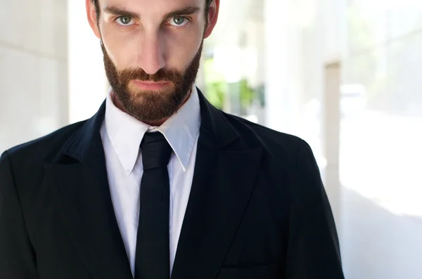 Joven en traje negro y corbata —  Fotos de Stock