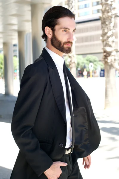 Joven hombre de la moda con barba caminando por la ciudad — Foto de Stock