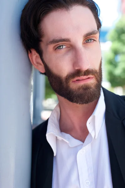 Hermosa modelo de moda masculina con barba posando al aire libre —  Fotos de Stock