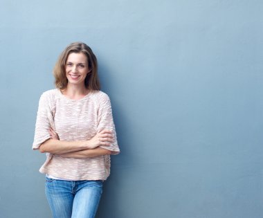 Mutlu orta yetişkin kadın kolları ile gülümseyen geçti 