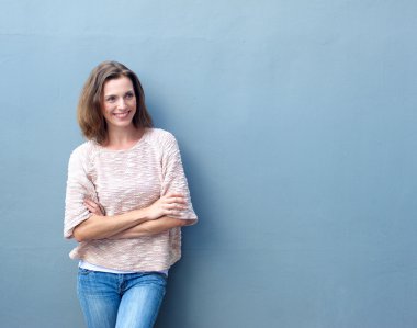 Gülümseyen geçti silah ile ayakta orta yetişkin kadın 