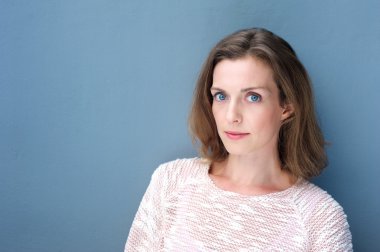 mavi gözlü çekici kadın