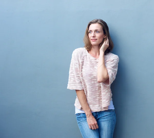 Midden leeftijd vrouw die lacht met hand in haar — Stockfoto