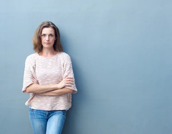 Confident mid adult woman posing with arms crossed — Stock Photo, Image