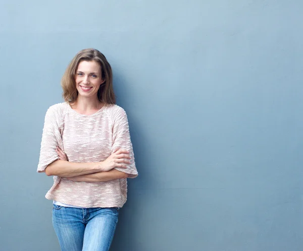 Happy mid adult woman smiling with arms crossed — Stock Photo, Image