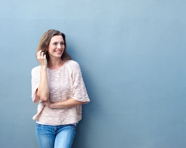 Aantrekkelijk medio volwassen vrouw die lacht met hand in haar — Stockfoto
