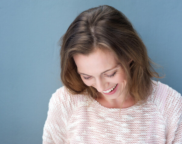 Закрыть привлекательную пожилую женщину смеясь
