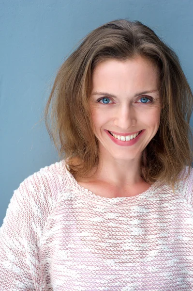 Portrait of a beautiful 40 year old woman smiling — Stock Photo, Image