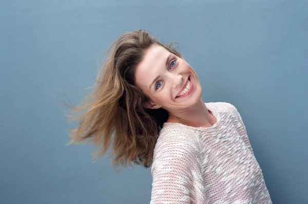 Retrato divertido de una hermosa mujer emocionada sonriendo — Foto de Stock