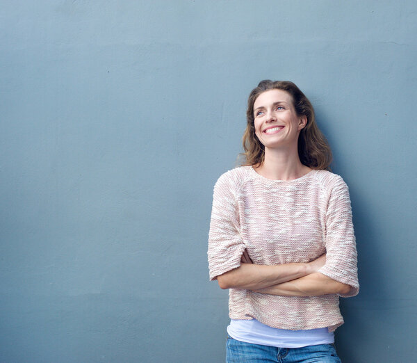 Красивая натуральная женщина со скрещенными руками
