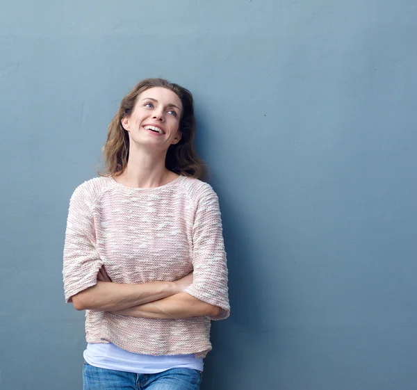 Mujer casual sonriendo con los brazos cruzados sobre fondo gris — Foto de Stock