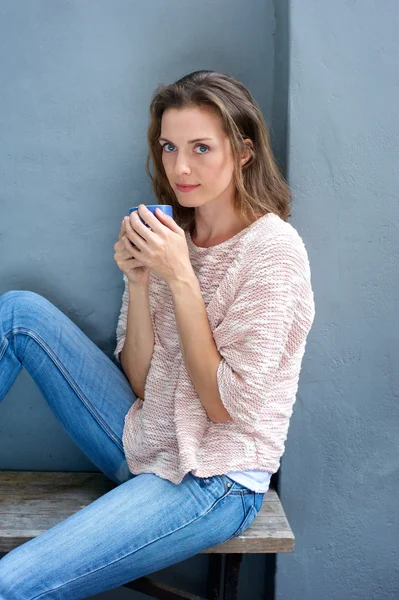 Attraktive Frau sitzt mit einer Tasse Kaffee — Stockfoto