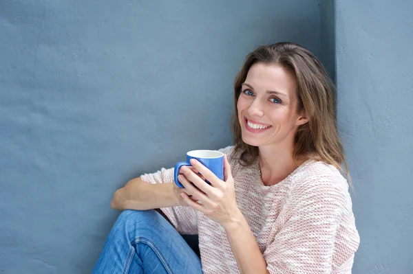 Vacker kvinna njuter av en drink på en kaffe — Stockfoto