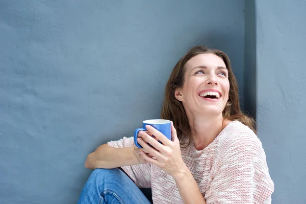 Feliz mujer adulta medio riendo con una taza de té — Foto de Stock