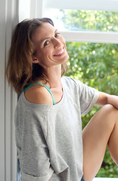 Mulher adulta média feliz relaxando em casa — Fotografia de Stock