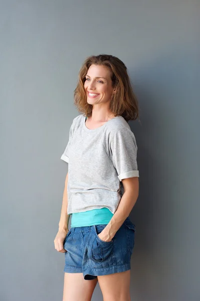 Attraente donna adulta che sorride in pantaloncini — Foto Stock