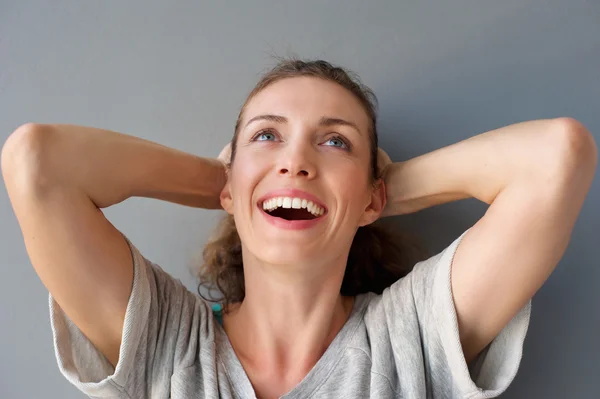 Mujer feliz sin preocupaciones riendo con las manos en el pelo —  Fotos de Stock