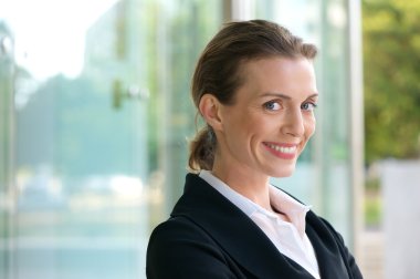 kendinden emin bir iş kadını gülümseyen 