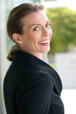 Dışarıda gülümseyen güzel kadın