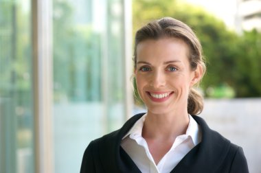 Siyah ceket ve beyaz gömlek gülümseyen iş kadını 