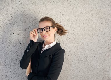 Çekici kadın gözlük ile gülümseyen